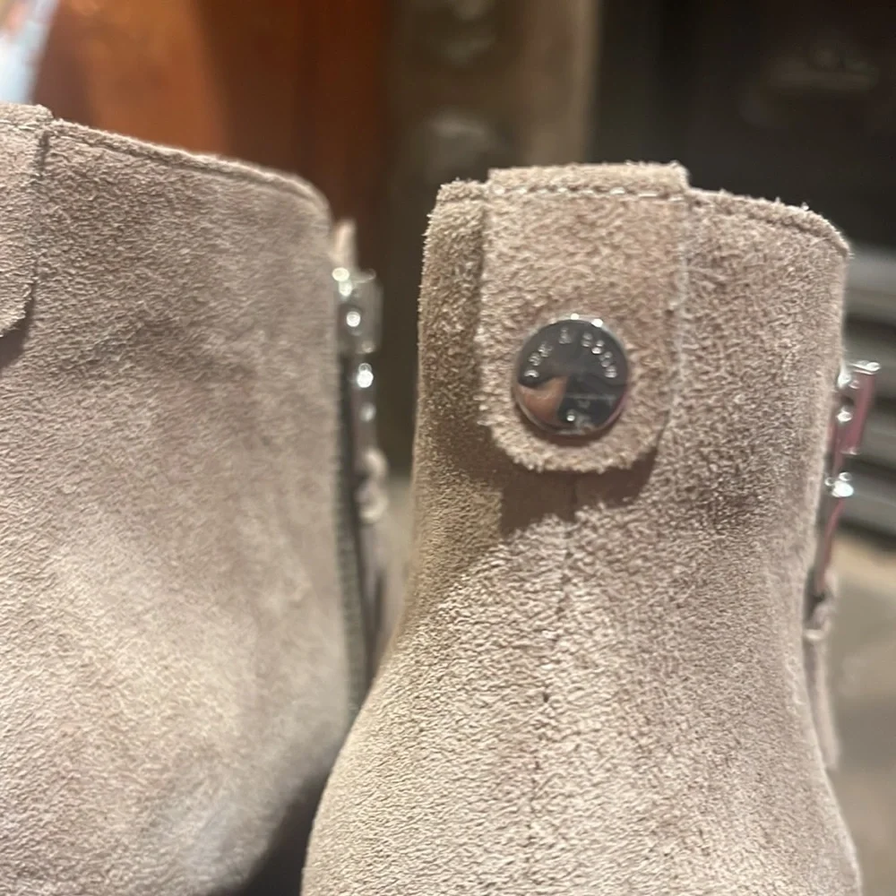 Rag & Bone Margot Heeled Bootie in Stone Waxy Suede in Size 39 - Picture 5 of 12